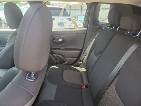 Used 2023 Jeep Renegade Latitude AWD/4WD image 8