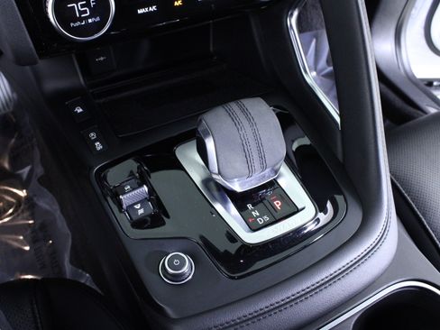 Used 2022 Jaguar E-PACE SE image 32