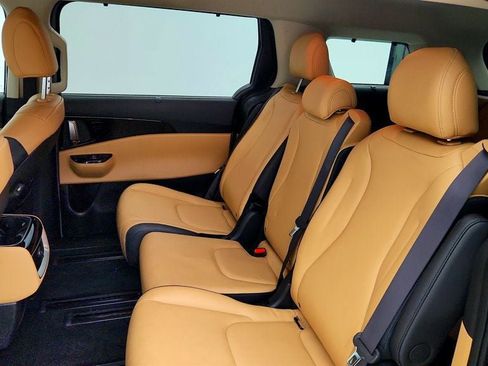 Used 2024 Kia Carnival EX FWD image 21