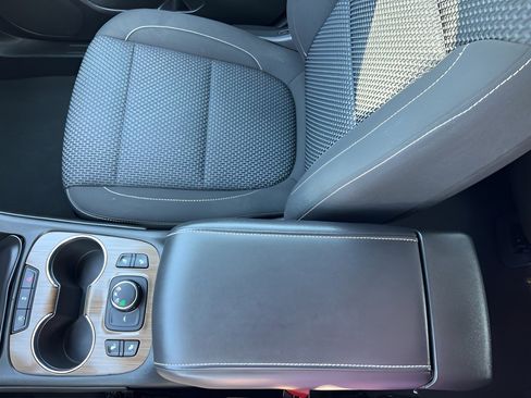 Used 2023 GMC Acadia SLE w/ Driver Convenience Package image 16