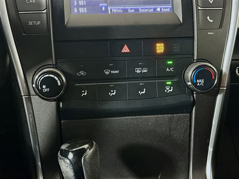 Used 2017 Toyota Camry SE image 22