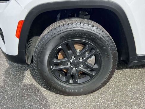 Used 2023 Jeep Grand Cherokee Laredo image 7