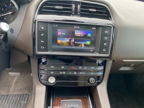 Used 2018 Jaguar F-PACE Prestige image 11