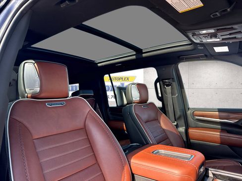 Used 2023 GMC Yukon XL Denali Ultimate AWD/4WD image 7