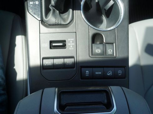 Used 2021 Toyota Highlander XLE AWD/4WD image 32