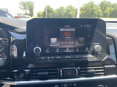 Used 2025 Nissan Pathfinder SV FWD image 22