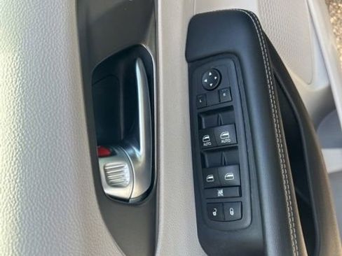 Used 2024 Chrysler Pacifica Touring-L FWD image 10