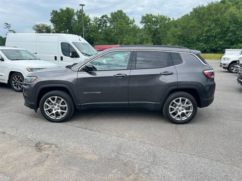 Used 2023 Jeep Compass Latitude AWD/4WD image 3