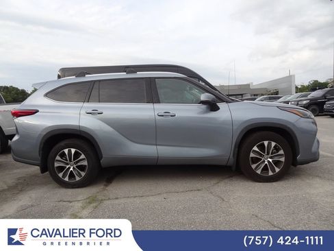 Used 2022 Toyota Highlander XLE AWD/4WD image 3