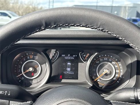 Used 2025 Jeep Gladiator Sport image 15