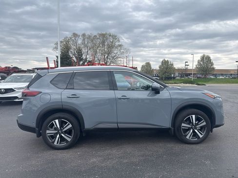 Used 2025 Nissan Rogue SL image 4