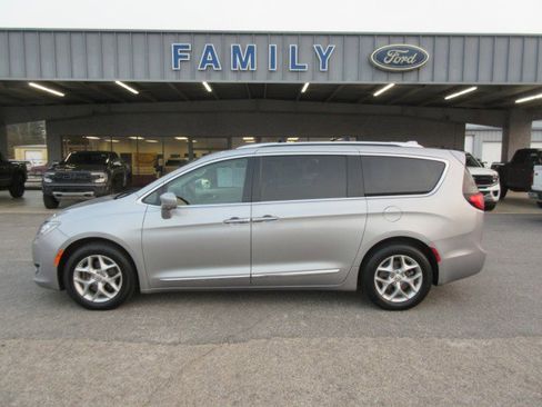 Used 2019 Chrysler Pacifica Touring-L Plus w/ Advanced Safetytec Group image 2