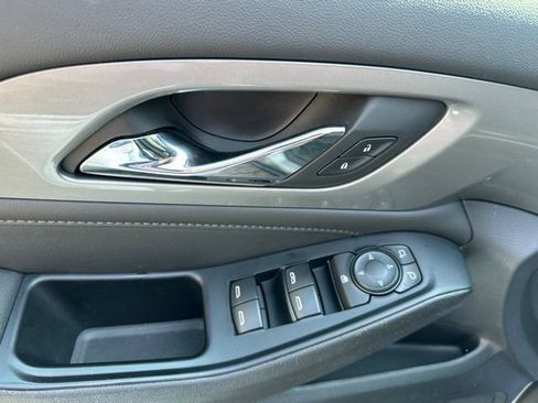 Used 2023 Chevrolet Traverse LT FWD image 16