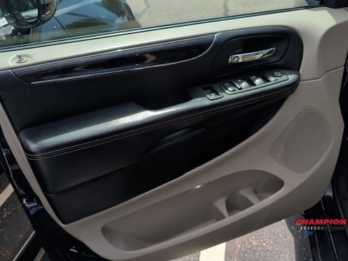 Used 2014 Chrysler Town & Country Touring-L w/ Driver Convenience Group FWD image 26