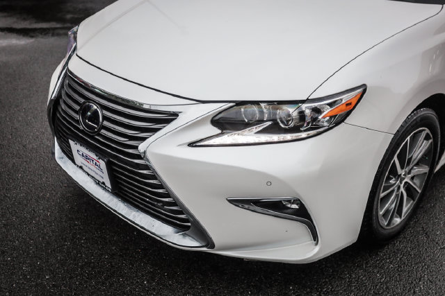 Used 2016 Lexus ES 300h w/ Luxury Package w/Wood Trim FWD image 9