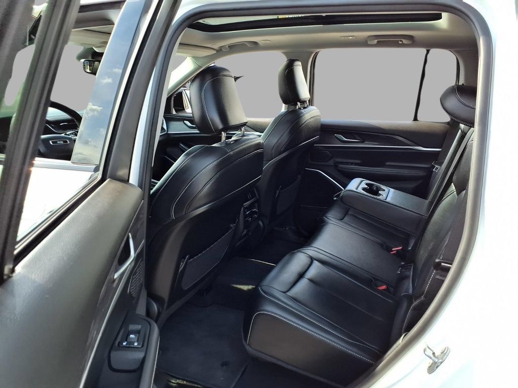 Used 2022 Jeep Grand Cherokee Limited AWD/4WD image 25