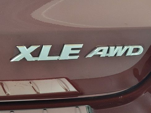 Used 2018 Toyota Highlander XLE image 10