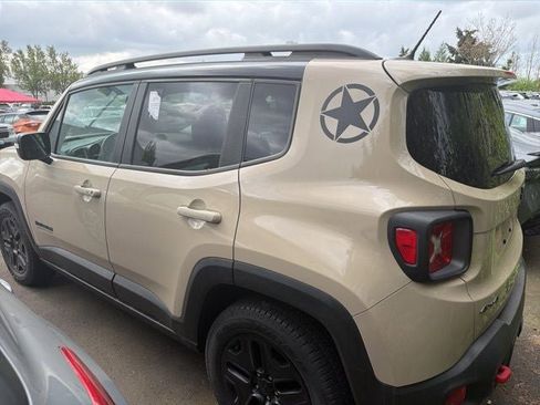 Used 2017 Jeep Renegade Trailhawk AWD/4WD image 3