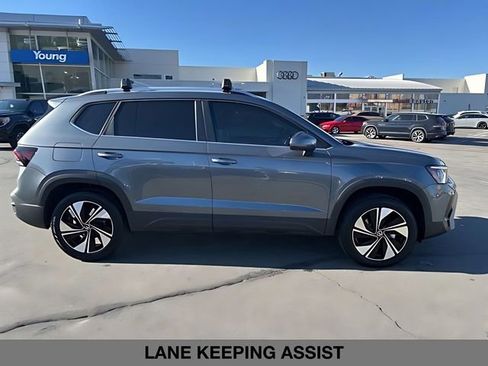 Used 2025 Volkswagen Taos SE AWD/4WD image 2