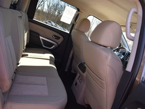 Used 2018 Nissan Titan SV w/ SV Convenience Package image 17