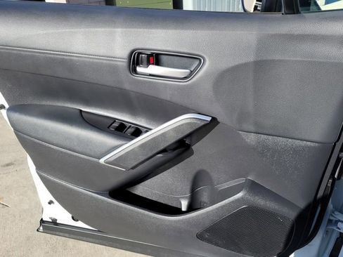 Used 2022 Toyota Corolla Cross XLE image 7