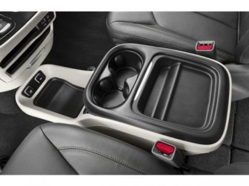 Used 2018 Chrysler Pacifica Touring Plus w/ Tire & Wheel Group FWD image 12