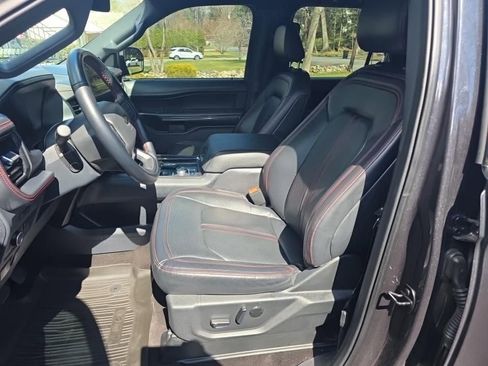 Used 2023 Ford Expedition Limited image 3