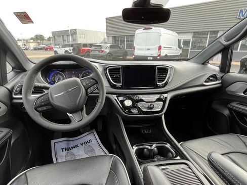 Used 2025 Chrysler Pacifica Limited image 15