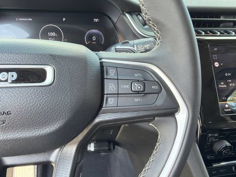 Used 2023 Jeep Grand Cherokee Laredo AWD/4WD image 17