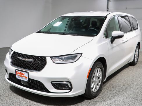 Used 2023 Chrysler Pacifica Touring-L FWD image 32