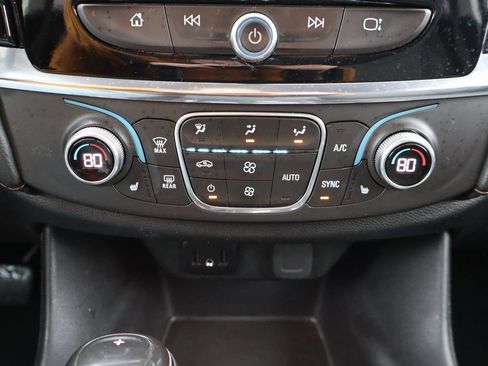 Used 2018 Chevrolet Traverse LT image 12