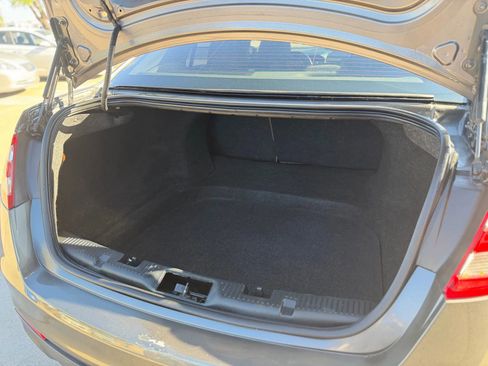 Used 2015 Ford Taurus SE image 29