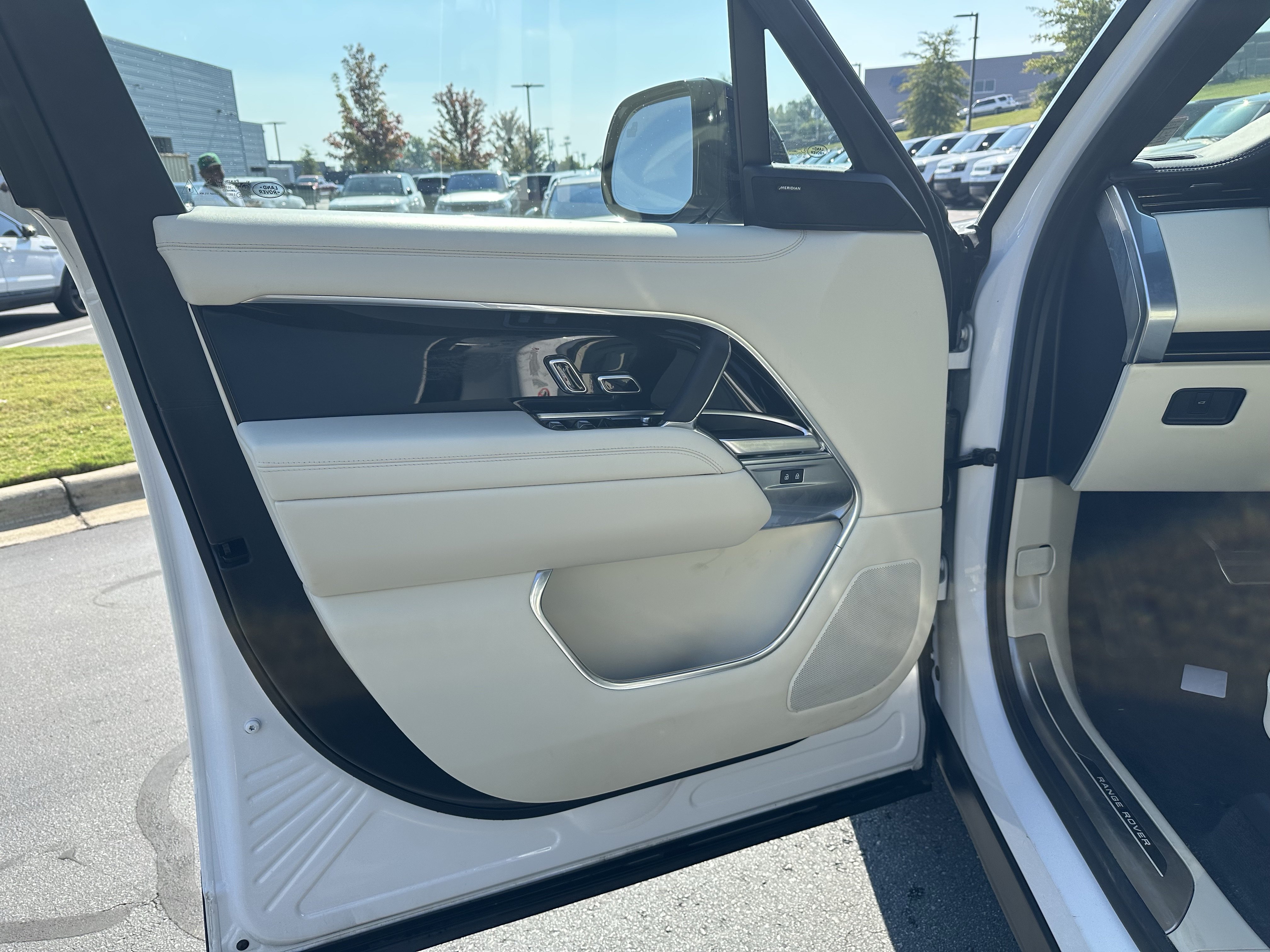 Certified 2025 Land Rover Range Rover SE AWD/4WD image 12
