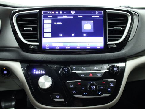 Used 2023 Chrysler Pacifica Touring-L FWD image 23