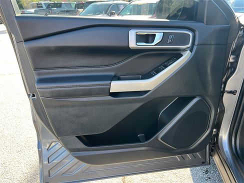 Used 2022 Ford Explorer XLT image 10