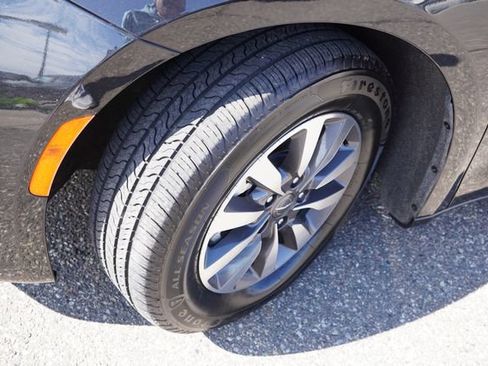 Used 2023 Chrysler Pacifica Limited FWD image 13