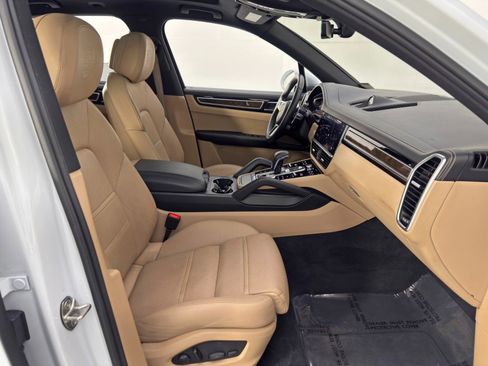 Used 2022 Porsche Cayenne S Platinum w/ Premium Package Plus image 16