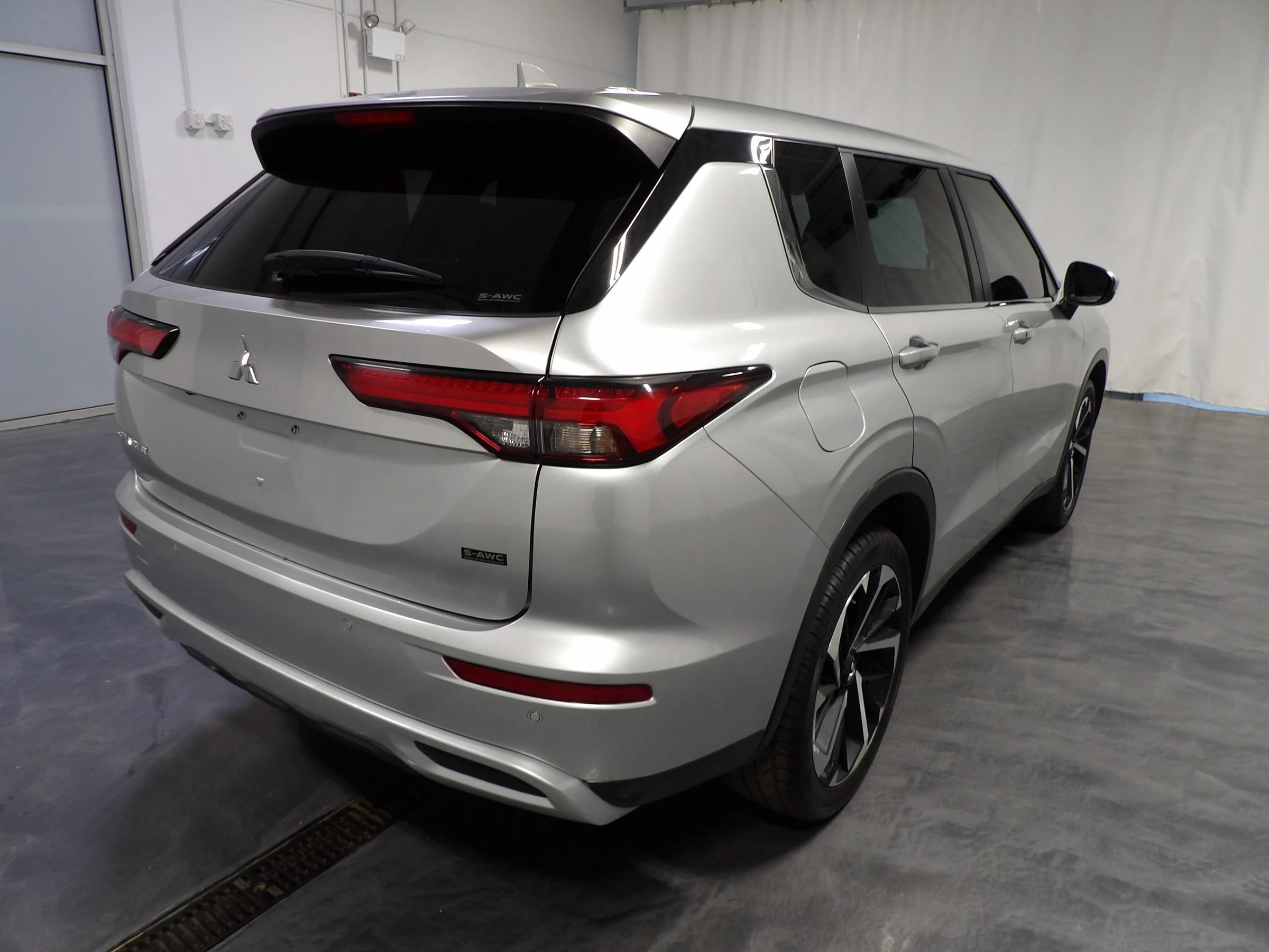 Used 2023 Mitsubishi Outlander ES AWD/4WD image 5