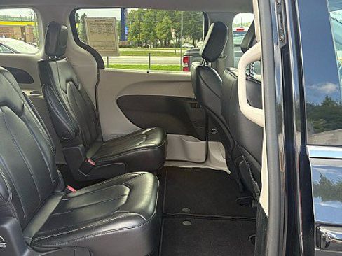 Used 2023 Chrysler Pacifica Touring-L FWD image 7