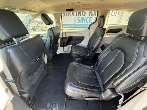 Used 2024 Chrysler Pacifica Touring-L image 28