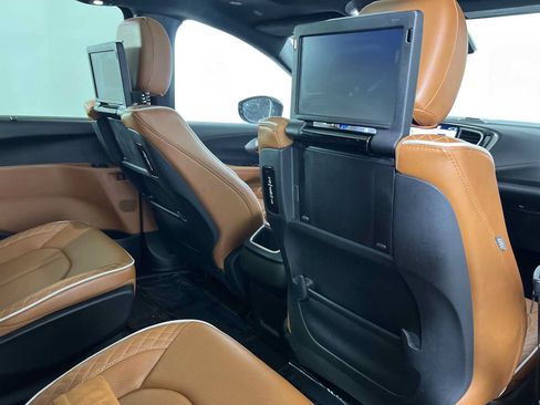 Used 2025 Chrysler Pacifica Pinnacle FWD image 19