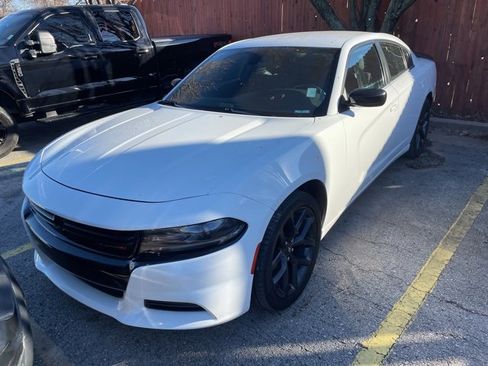 Used 2019 Dodge Charger SXT w/ Blacktop Package image 2