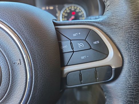 Used 2015 Jeep Renegade Latitude w/ Popular Equipment Group image 29