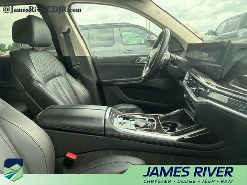 Used 2025 BMW X7 xDrive40i AWD/4WD image 2