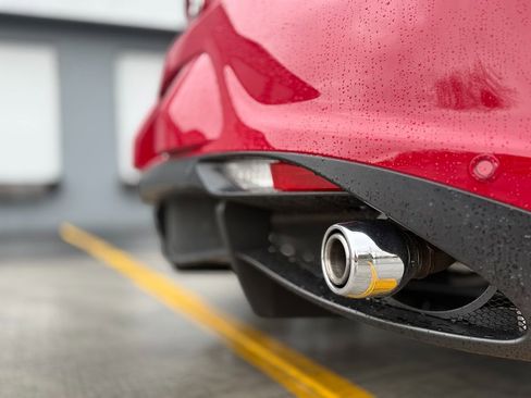 Used 2015 Alfa Romeo 4C Launch Edition w/ Convenience Group image 10