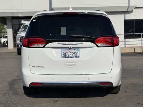 Used 2017 Chrysler Pacifica Touring-L image 6