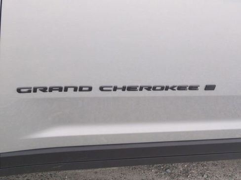 New 2025 Jeep Grand Cherokee L Limited w/ Black Appearance Package AWD/4WD image 44