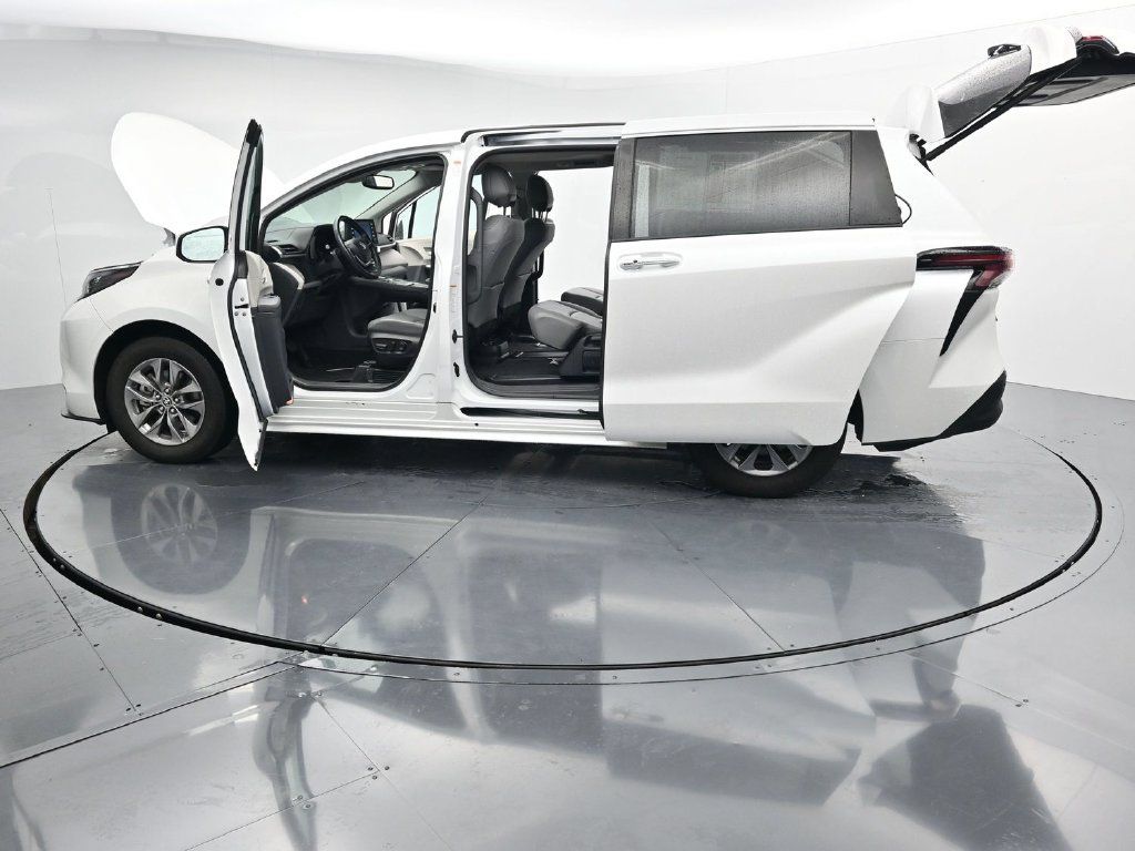 Used 2024 Toyota Sienna XLE FWD image 28