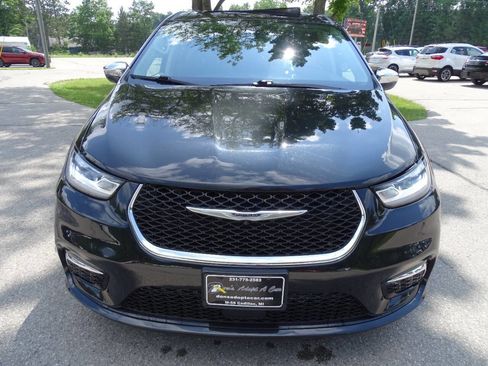 Used 2023 Chrysler Pacifica Limited image 6