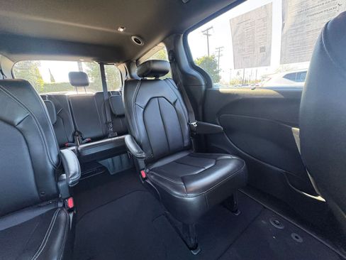 Used 2025 Chrysler Pacifica Select image 40